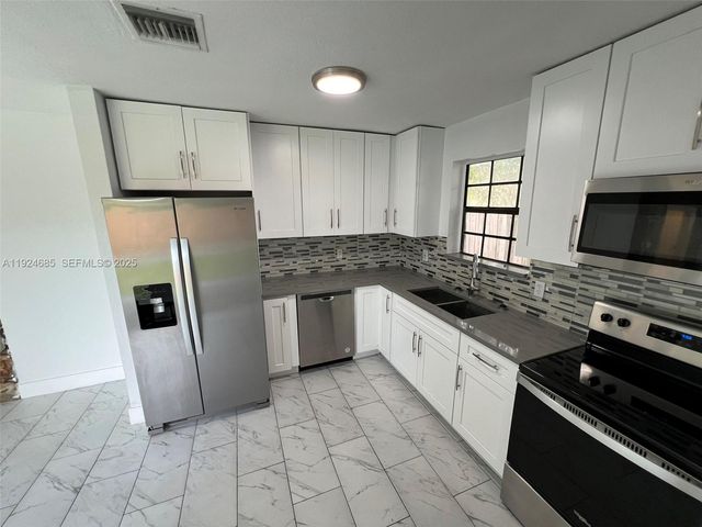 4421 NW 33rd St, Lauderdale Lakes, FL 33319