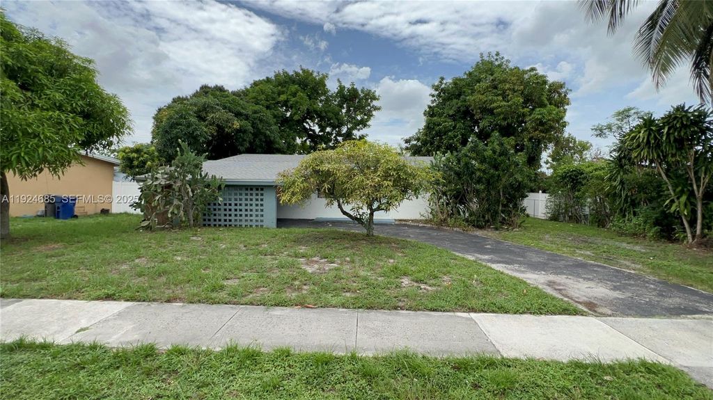 4421 NW 33rd St, Lauderdale Lakes, FL 33319