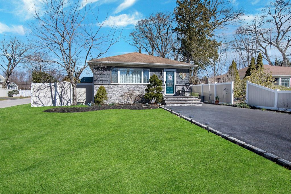 117 E Madison Street, East Islip, NY 11730