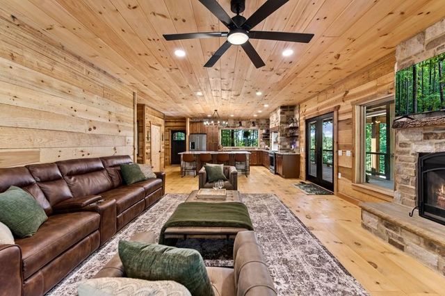 290 Graham Court, Ellijay, GA 30540