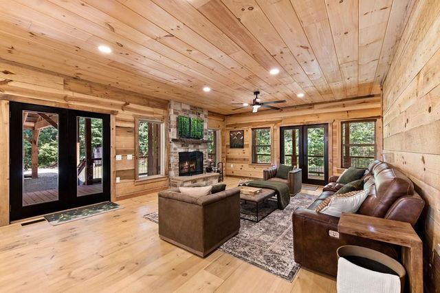 290 Graham Court, Ellijay, GA 30540