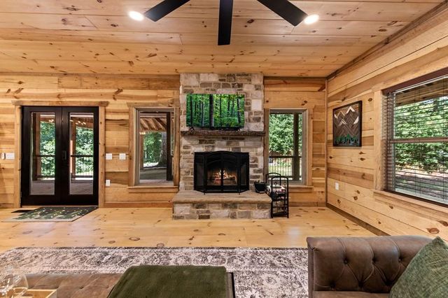 290 Graham Court, Ellijay, GA 30540