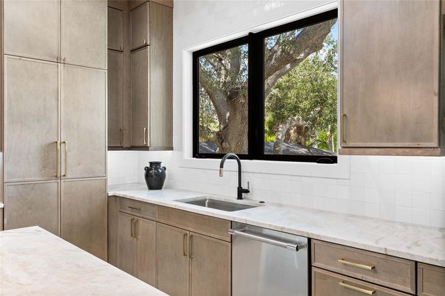 5003 W POE AVENUE, Tampa, FL 33629