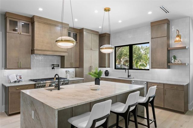 5003 W POE AVENUE, Tampa, FL 33629