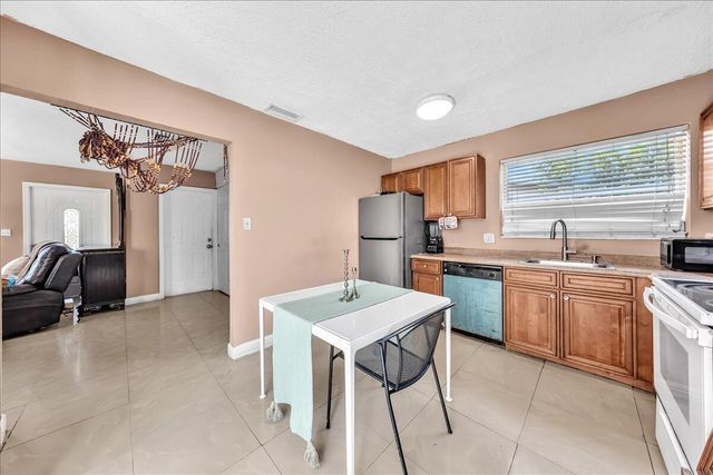 3560 NW 34th Way, Lauderdale Lakes, FL 33309
