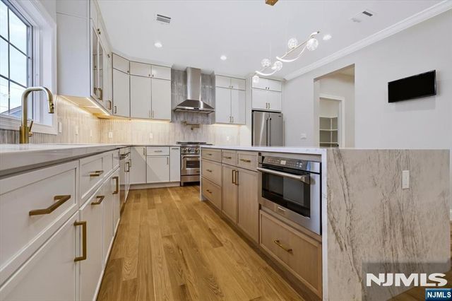 578 Pine Avenue, Saddle Brook, NJ 07663