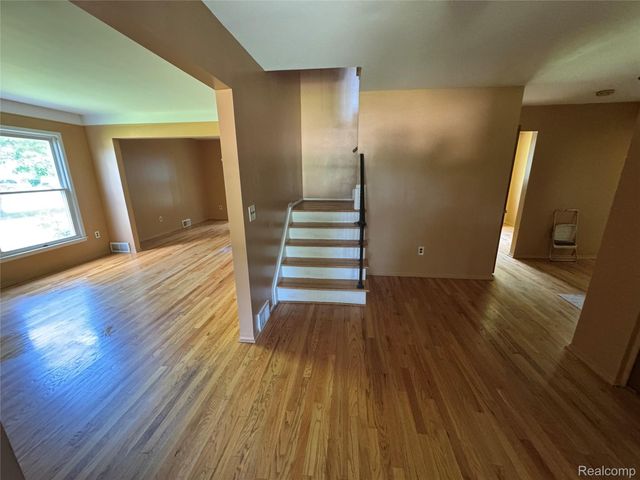 28330 Lahser Rd Road, Southfield, MI 48034