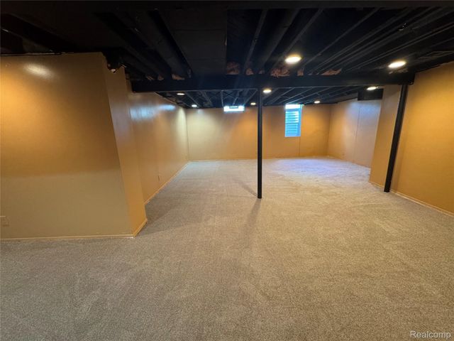 28330 Lahser Rd Road, Southfield, MI 48034