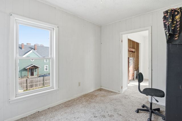 21 Whitman St, Leominster, MA 01453