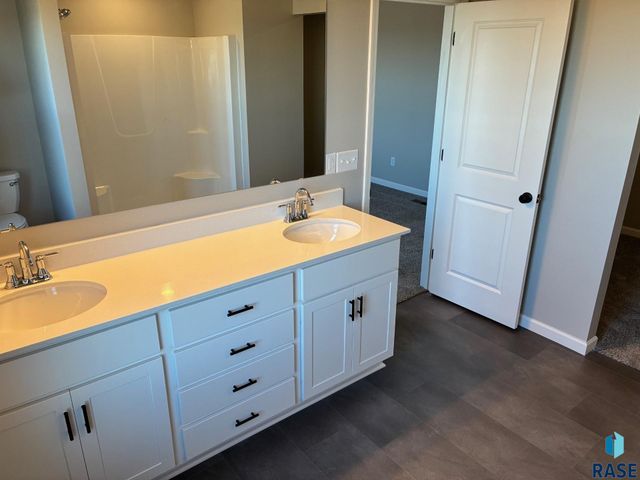 2808 S Copper Creek Ave Avenue, Sioux Falls, SD 57110