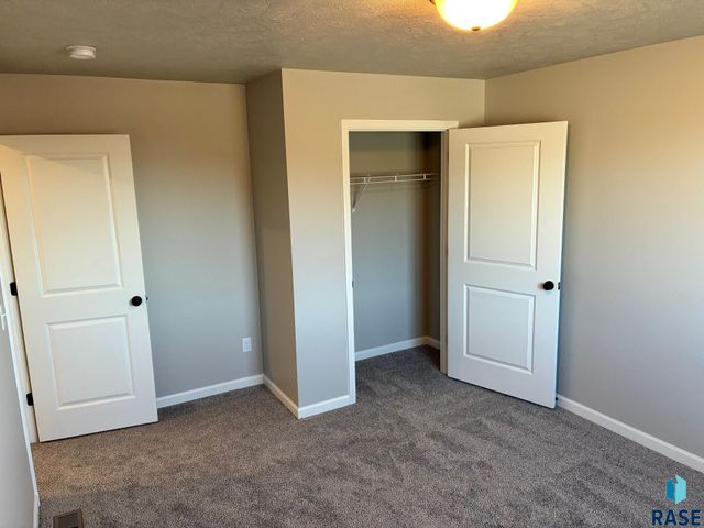 2808 S Copper Creek Ave Avenue, Sioux Falls, SD 57110