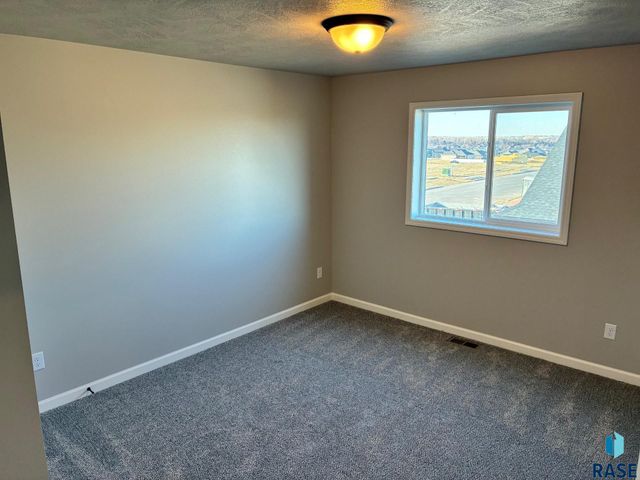 2808 S Copper Creek Ave Avenue, Sioux Falls, SD 57110