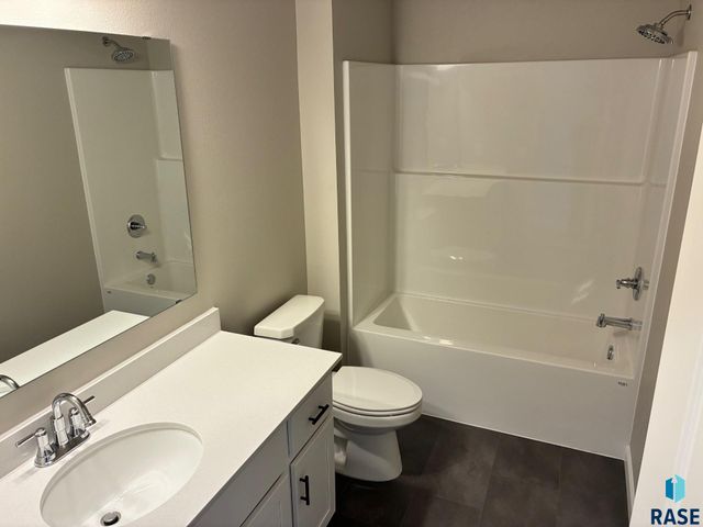 2808 S Copper Creek Ave Avenue, Sioux Falls, SD 57110