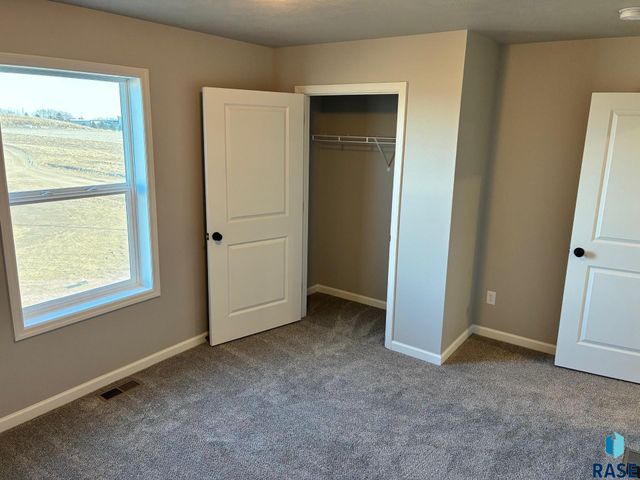 2808 S Copper Creek Ave Avenue, Sioux Falls, SD 57110