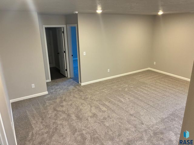 2808 S Copper Creek Ave Avenue, Sioux Falls, SD 57110