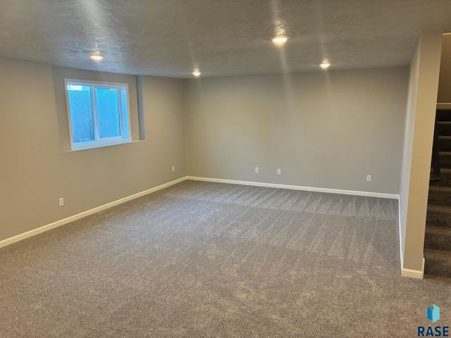 2808 S Copper Creek Ave Avenue, Sioux Falls, SD 57110