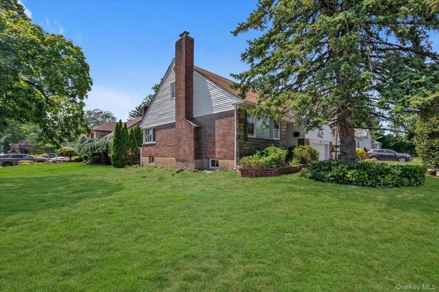 49 Middlecamp Road, Westbury, NY 11590