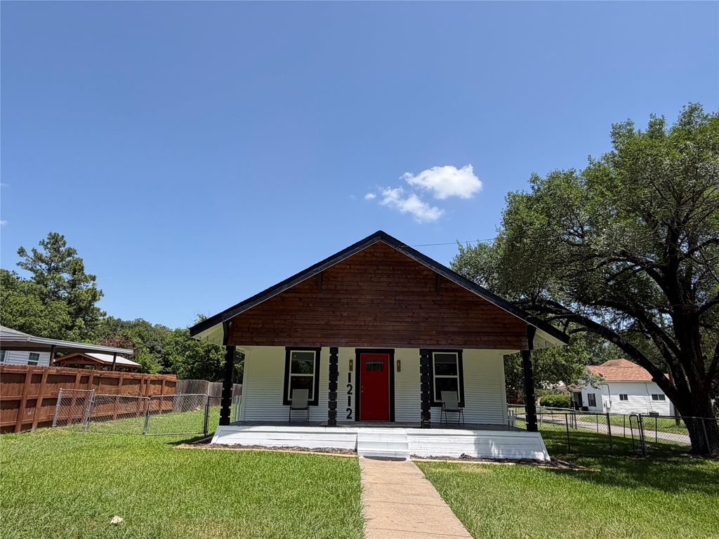 1212 Earl Street, Commerce, TX 75428