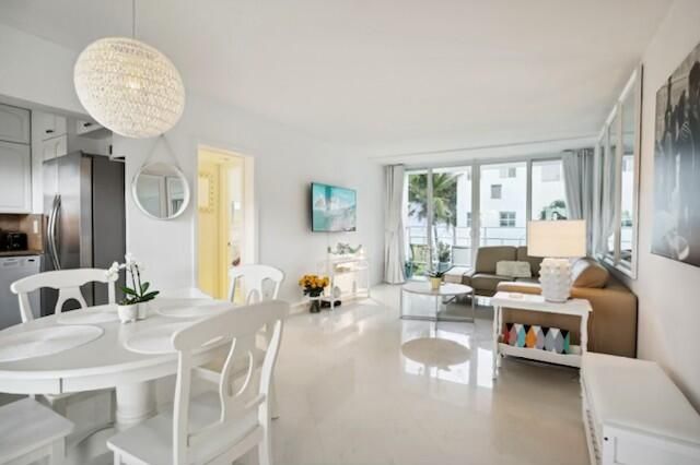 1043 Hillsboro Mile 18c, Hillsboro Beach, FL 33062