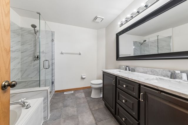 2216 Seaver Lane 2216, Hoffman Estates, IL 60169