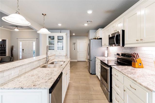 4 Edenhall Lane, Bella Vista, AR 72714