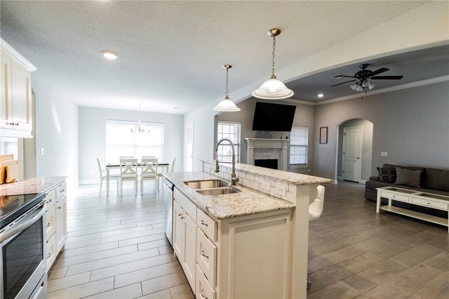 4 Edenhall Lane, Bella Vista, AR 72714