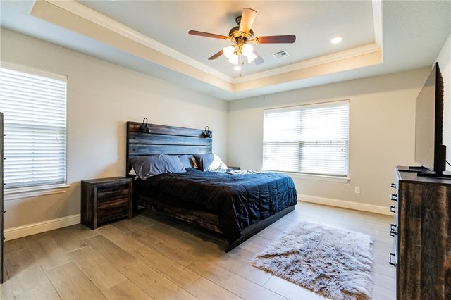 4 Edenhall Lane, Bella Vista, AR 72714