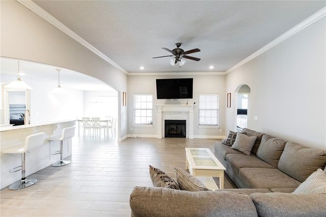 4 Edenhall Lane, Bella Vista, AR 72714