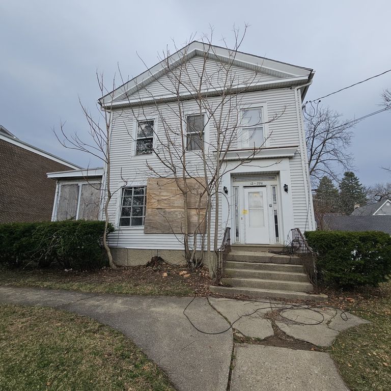 212 S Tryon Street, Woodstock, IL 60098