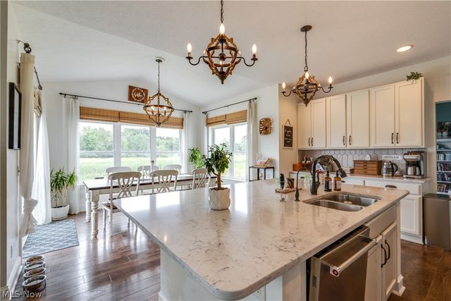 7253 Edison Street NE, Hartville, OH 44632