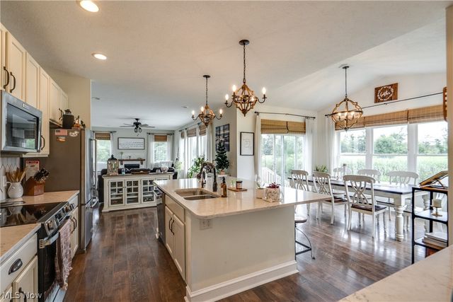7253 Edison Street NE, Hartville, OH 44632