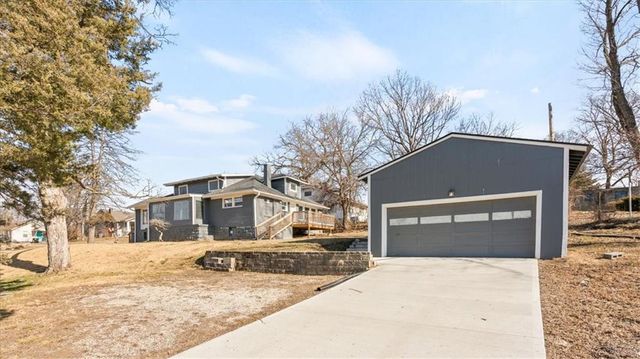 9305 E 16th Street, Independence, MO 64052