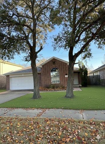 2882 Sun River Lane, Dickinson, TX 77539