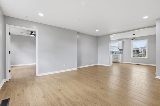 1612 Baucom Dr, Columbia, TN 38401