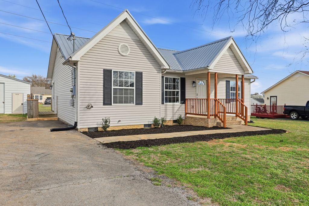 1612 Baucom Dr, Columbia, TN 38401