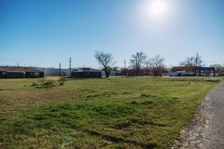 808 E Third St, Bonham, TX 75418