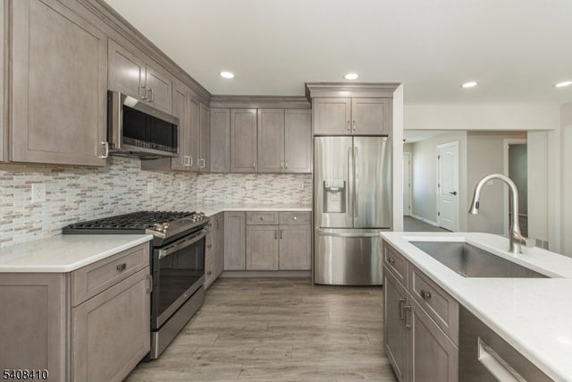 9 Robert Dr, East Hanover Twp., NJ 07936