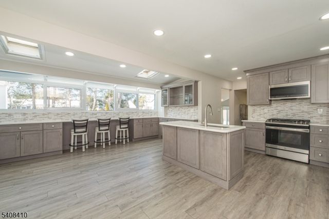 9 Robert Dr, East Hanover Twp., NJ 07936