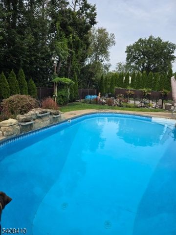 9 Robert Dr, East Hanover Twp., NJ 07936