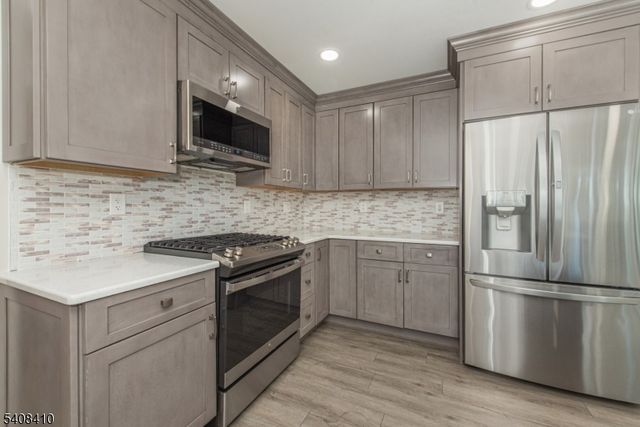 9 Robert Dr, East Hanover Twp., NJ 07936