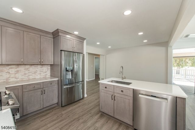 9 Robert Dr, East Hanover Twp., NJ 07936