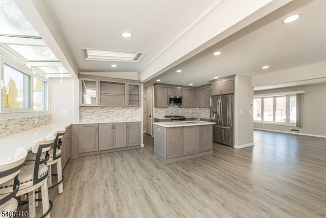 9 Robert Dr, East Hanover Twp., NJ 07936