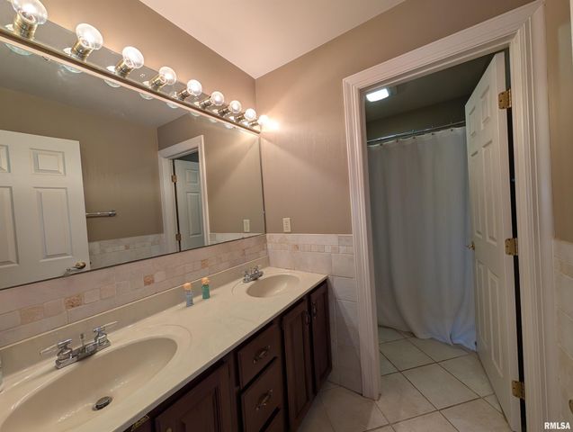 1315 W WEXFORD Place, Peoria, IL 61615