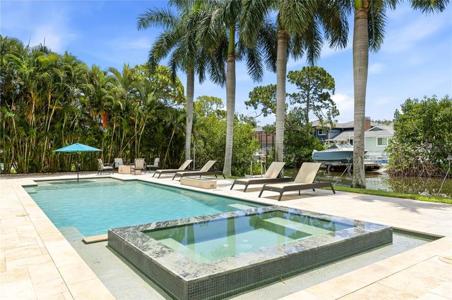 662 APALACHEE CIRCLE NE, St Petersburg, FL 33702
