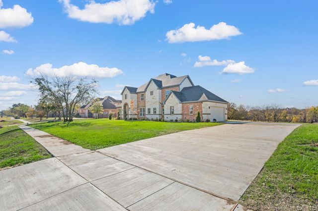 828 Mallard Pointe Drive, Grand Prairie, TX 75104