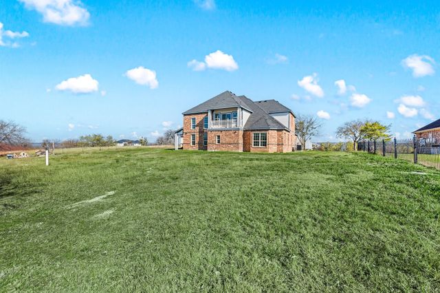 828 Mallard Pointe Drive, Grand Prairie, TX 75104