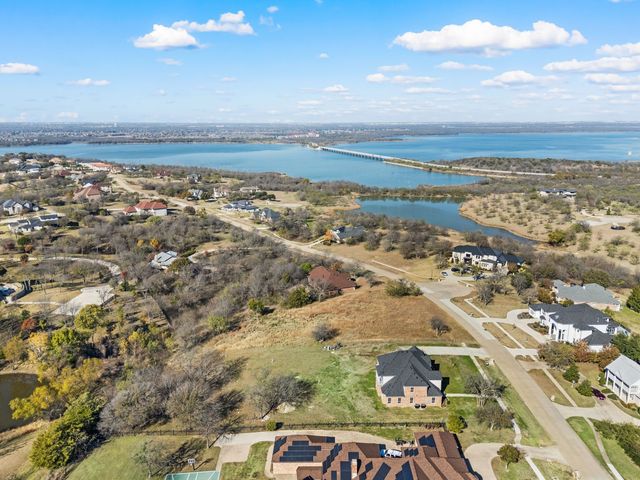 828 Mallard Pointe Drive, Grand Prairie, TX 75104