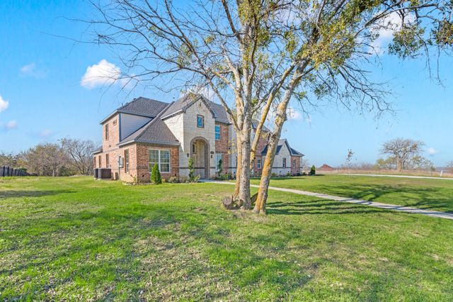 828 Mallard Pointe Drive, Grand Prairie, TX 75104