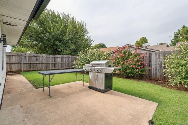 1051 Royal Lane, Yukon, OK 73099