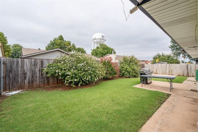 1051 Royal Lane, Yukon, OK 73099